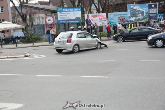 Wypadek po wymuszeniu pierwszeństwa na skrzyżowaniu Bogusławskiego i 11 Listopada [ZDJĘCIA] - zdjęcie #4 - eOstroleka.pl