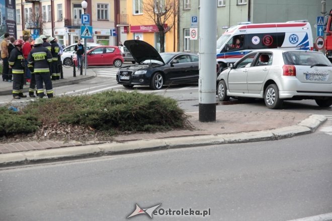 Wypadek po wymuszeniu pierwszeństwa na skrzyżowaniu Bogusławskiego i 11 Listopada [ZDJĘCIA] - zdjęcie #3 - eOstroleka.pl