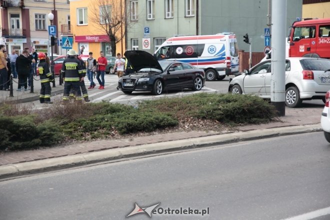 Wypadek po wymuszeniu pierwszeństwa na skrzyżowaniu Bogusławskiego i 11 Listopada [ZDJĘCIA] - zdjęcie #2 - eOstroleka.pl
