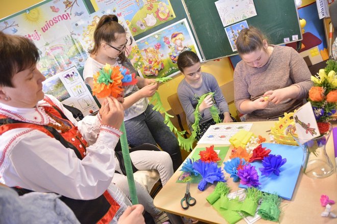 Uczniowie Kolorowej Szkoły wiedzą jak zrobić wielkanocną palmę [ZDJĘCIA] - zdjęcie #4 - eOstroleka.pl