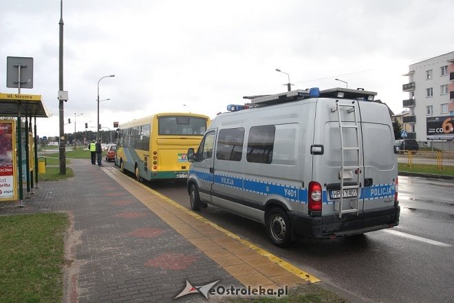 Ostrołęka: Kolizja z udziałem autobusu na ulicy Steyera [06.04.2017] - zdjęcie #2 - eOstroleka.pl