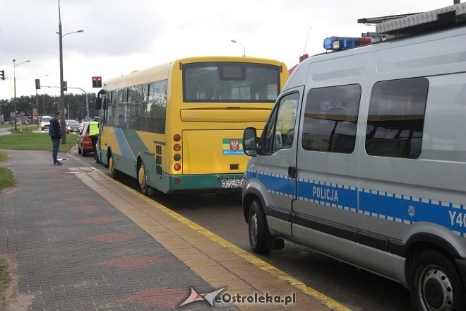 Ostrołęka: Kolizja z udziałem autobusu na ulicy Steyera [06.04.2017] - zdjęcie #4 - eOstroleka.pl