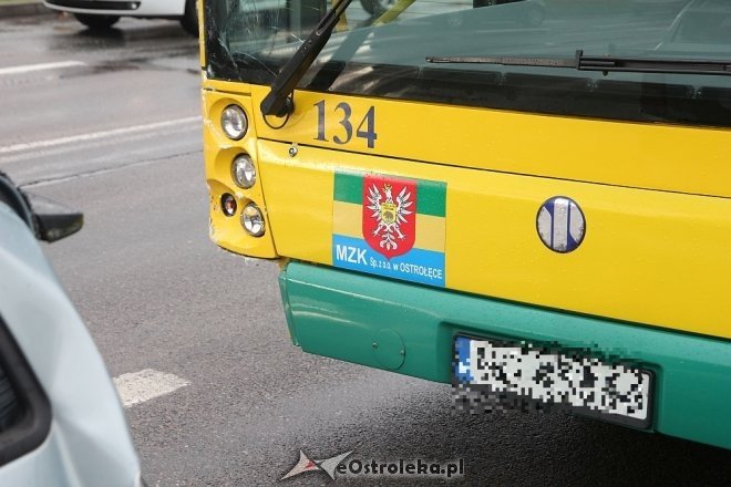 Ostrołęka: Kolizja z udziałem autobusu na ulicy Steyera [06.04.2017] - zdjęcie #12 - eOstroleka.pl