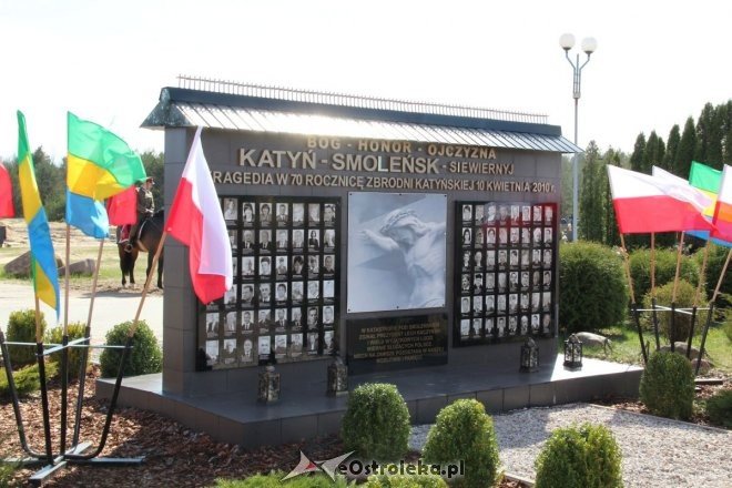 Ostrołęczanie oddali hołd ofiarom Zbrodni Katyńskiej i katastrofy pod Smoleńskiem [ZDJĘCIA] - zdjęcie #40 - eOstroleka.pl