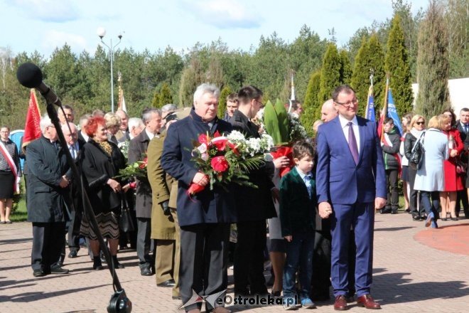 Ostrołęczanie oddali hołd ofiarom Zbrodni Katyńskiej i katastrofy pod Smoleńskiem [ZDJĘCIA] - zdjęcie #57 - eOstroleka.pl