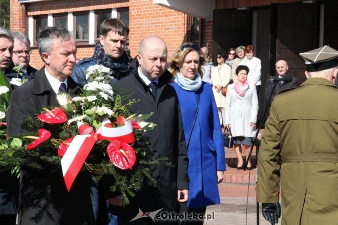 Ostrołęczanie oddali hołd ofiarom Zbrodni Katyńskiej i katastrofy pod Smoleńskiem [ZDJĘCIA] - zdjęcie #45 - eOstroleka.pl