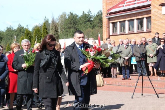 Ostrołęczanie oddali hołd ofiarom Zbrodni Katyńskiej i katastrofy pod Smoleńskiem [ZDJĘCIA] - zdjęcie #92 - eOstroleka.pl