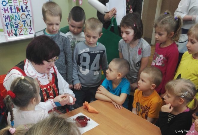 Warsztaty wielkanocne dla przedszkolaków z Dylewa [ZDJĘCIA] - zdjęcie #2 - eOstroleka.pl