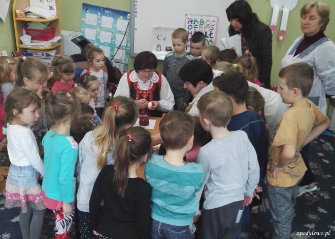 Warsztaty wielkanocne dla przedszkolaków z Dylewa [ZDJĘCIA] - zdjęcie #4 - eOstroleka.pl