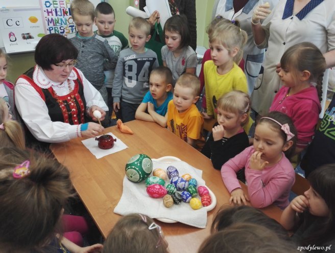 Warsztaty wielkanocne dla przedszkolaków z Dylewa [ZDJĘCIA] - zdjęcie #6 - eOstroleka.pl