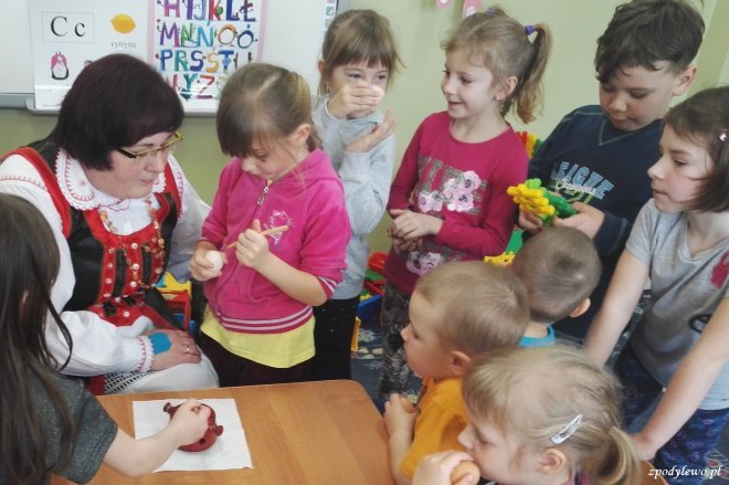 Warsztaty wielkanocne dla przedszkolaków z Dylewa [ZDJĘCIA] - zdjęcie #24 - eOstroleka.pl