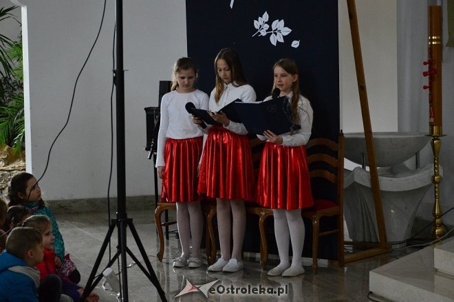 Droga Krzyżowa z elementami pantomimy w wykonaniu uczniów ostrołęckiej „dziesiątki” [ZDJĘCIA] - zdjęcie #27 - eOstroleka.pl