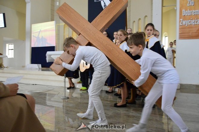 Droga Krzyżowa z elementami pantomimy w wykonaniu uczniów ostrołęckiej „dziesiątki” [ZDJĘCIA] - zdjęcie #29 - eOstroleka.pl