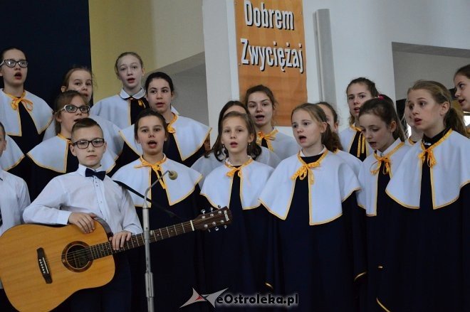 Droga Krzyżowa z elementami pantomimy w wykonaniu uczniów ostrołęckiej „dziesiątki” [ZDJĘCIA] - zdjęcie #34 - eOstroleka.pl