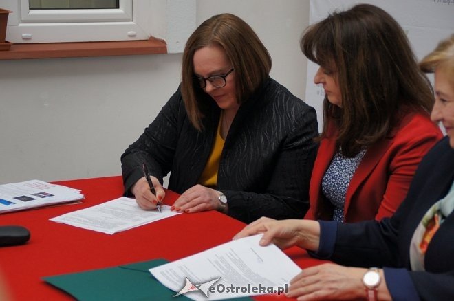 Podpisanie umowy dofinansowania rewitalizacji Muzeum Kultury Kurpiowskiej [27.04.2017] - zdjęcie #20 - eOstroleka.pl