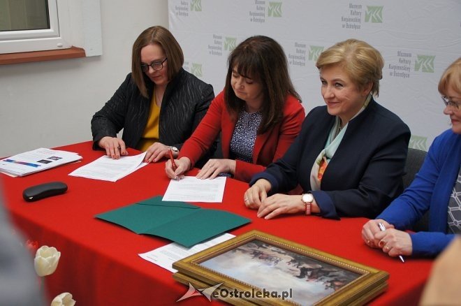 Podpisanie umowy dofinansowania rewitalizacji Muzeum Kultury Kurpiowskiej [27.04.2017] - zdjęcie #21 - eOstroleka.pl