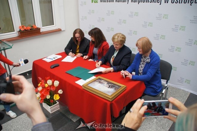 Podpisanie umowy dofinansowania rewitalizacji Muzeum Kultury Kurpiowskiej [27.04.2017] - zdjęcie #22 - eOstroleka.pl