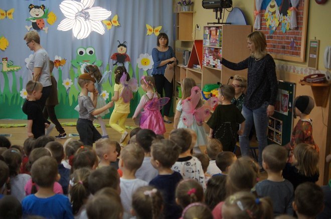 Spektakl o przygodach niesfornego Krzysia w wykonaniu przedszkolaków z Krainy Misiów [WIDEO, ZDJĘCIA] - zdjęcie #3 - eOstroleka.pl