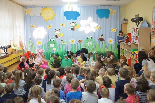 Spektakl o przygodach niesfornego Krzysia w wykonaniu przedszkolaków z Krainy Misiów [WIDEO, ZDJĘCIA] - zdjęcie #11 - eOstroleka.pl