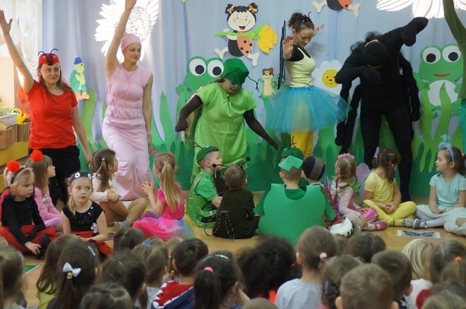 Spektakl o przygodach niesfornego Krzysia w wykonaniu przedszkolaków z Krainy Misiów [WIDEO, ZDJĘCIA] - zdjęcie #17 - eOstroleka.pl