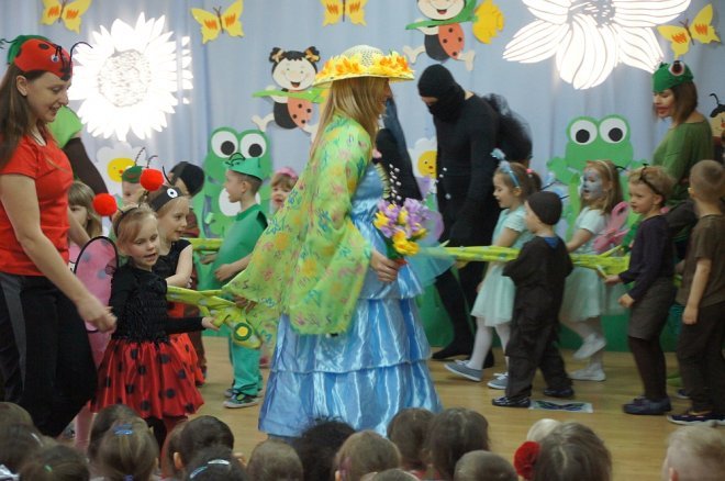 Spektakl o przygodach niesfornego Krzysia w wykonaniu przedszkolaków z Krainy Misiów [WIDEO, ZDJĘCIA] - zdjęcie #25 - eOstroleka.pl
