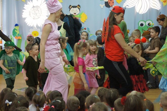 Spektakl o przygodach niesfornego Krzysia w wykonaniu przedszkolaków z Krainy Misiów [WIDEO, ZDJĘCIA] - zdjęcie #27 - eOstroleka.pl