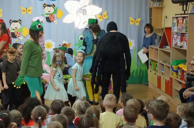 Spektakl o przygodach niesfornego Krzysia w wykonaniu przedszkolaków z Krainy Misiów [WIDEO, ZDJĘCIA] - zdjęcie #39 - eOstroleka.pl