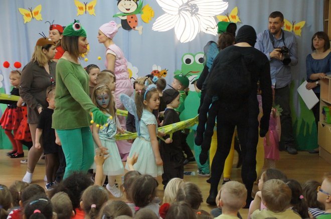 Spektakl o przygodach niesfornego Krzysia w wykonaniu przedszkolaków z Krainy Misiów [WIDEO, ZDJĘCIA] - zdjęcie #41 - eOstroleka.pl