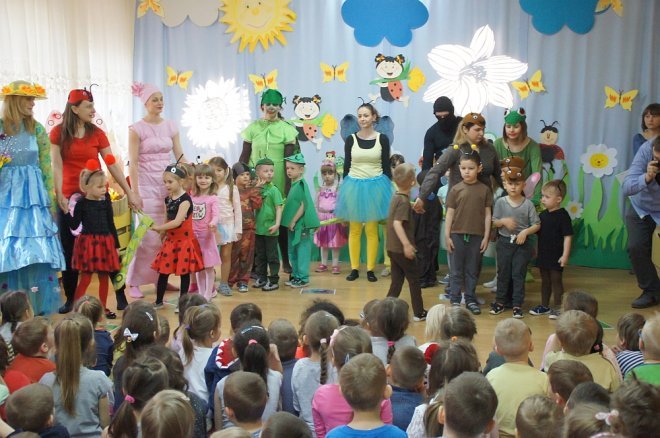 Spektakl o przygodach niesfornego Krzysia w wykonaniu przedszkolaków z Krainy Misiów [WIDEO, ZDJĘCIA] - zdjęcie #46 - eOstroleka.pl