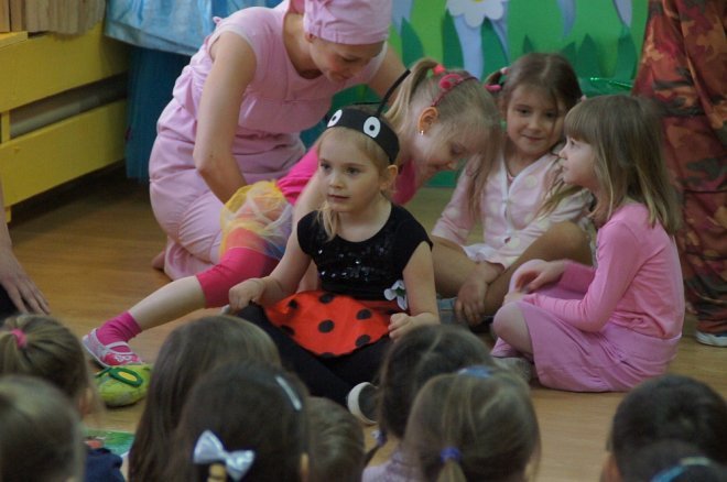 Spektakl o przygodach niesfornego Krzysia w wykonaniu przedszkolaków z Krainy Misiów [WIDEO, ZDJĘCIA] - zdjęcie #47 - eOstroleka.pl