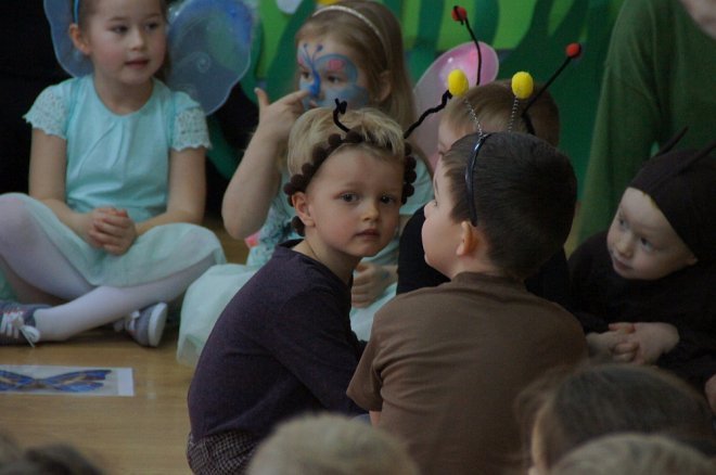 Spektakl o przygodach niesfornego Krzysia w wykonaniu przedszkolaków z Krainy Misiów [WIDEO, ZDJĘCIA] - zdjęcie #50 - eOstroleka.pl