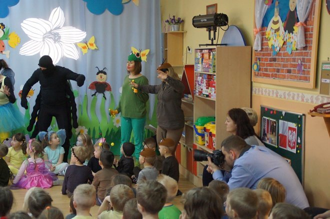 Spektakl o przygodach niesfornego Krzysia w wykonaniu przedszkolaków z Krainy Misiów [WIDEO, ZDJĘCIA] - zdjęcie #53 - eOstroleka.pl
