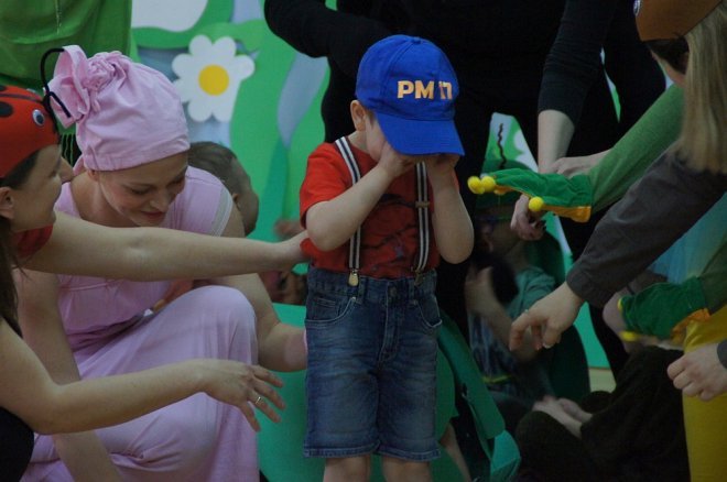 Spektakl o przygodach niesfornego Krzysia w wykonaniu przedszkolaków z Krainy Misiów [WIDEO, ZDJĘCIA] - zdjęcie #68 - eOstroleka.pl