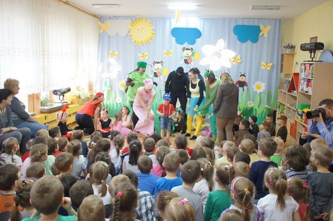 Spektakl o przygodach niesfornego Krzysia w wykonaniu przedszkolaków z Krainy Misiów [WIDEO, ZDJĘCIA] - zdjęcie #71 - eOstroleka.pl