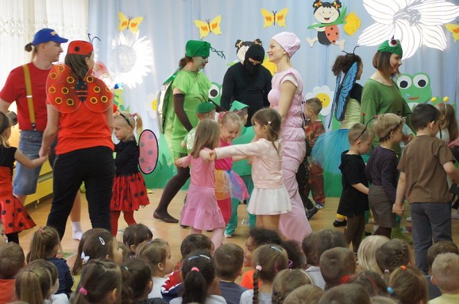 Spektakl o przygodach niesfornego Krzysia w wykonaniu przedszkolaków z Krainy Misiów [WIDEO, ZDJĘCIA] - zdjęcie #78 - eOstroleka.pl