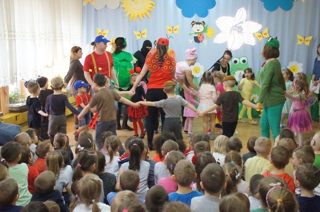 Spektakl o przygodach niesfornego Krzysia w wykonaniu przedszkolaków z Krainy Misiów [WIDEO, ZDJĘCIA] - zdjęcie #79 - eOstroleka.pl