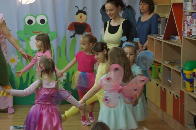 Spektakl o przygodach niesfornego Krzysia w wykonaniu przedszkolaków z Krainy Misiów [WIDEO, ZDJĘCIA] - zdjęcie #80 - eOstroleka.pl