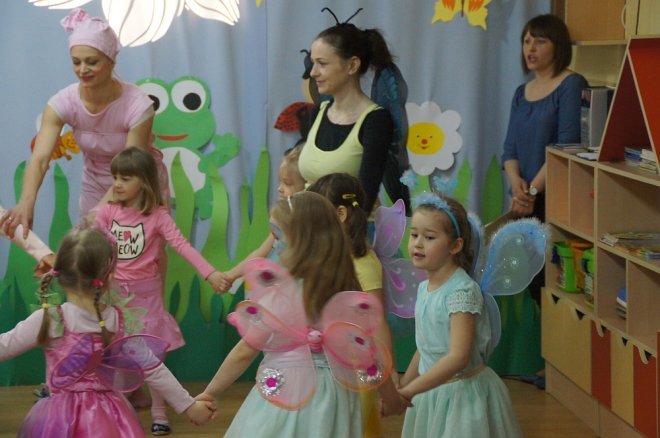Spektakl o przygodach niesfornego Krzysia w wykonaniu przedszkolaków z Krainy Misiów [WIDEO, ZDJĘCIA] - zdjęcie #81 - eOstroleka.pl