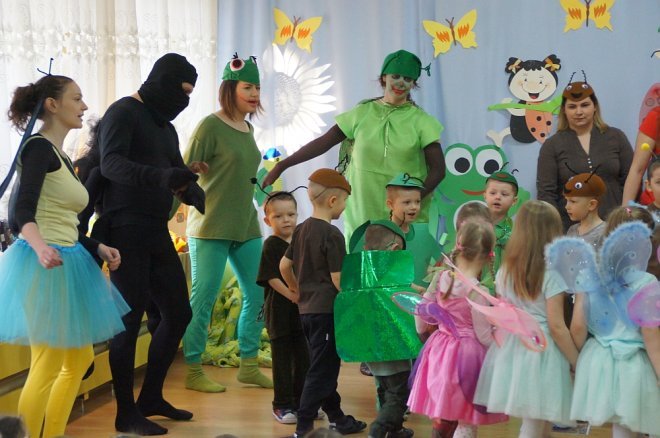 Spektakl o przygodach niesfornego Krzysia w wykonaniu przedszkolaków z Krainy Misiów [WIDEO, ZDJĘCIA] - zdjęcie #84 - eOstroleka.pl