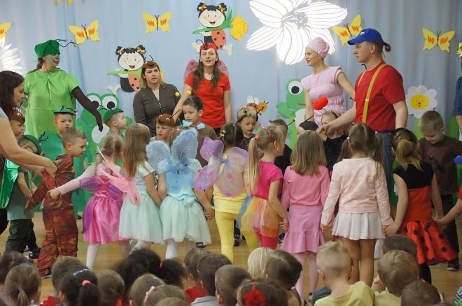 Spektakl o przygodach niesfornego Krzysia w wykonaniu przedszkolaków z Krainy Misiów [WIDEO, ZDJĘCIA] - zdjęcie #86 - eOstroleka.pl