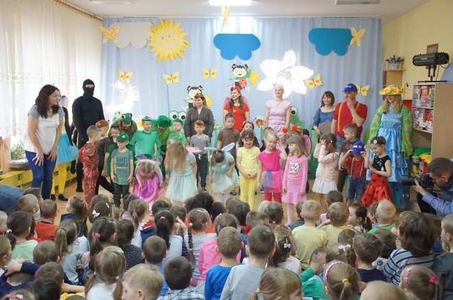 Spektakl o przygodach niesfornego Krzysia w wykonaniu przedszkolaków z Krainy Misiów [WIDEO, ZDJĘCIA] - zdjęcie #89 - eOstroleka.pl