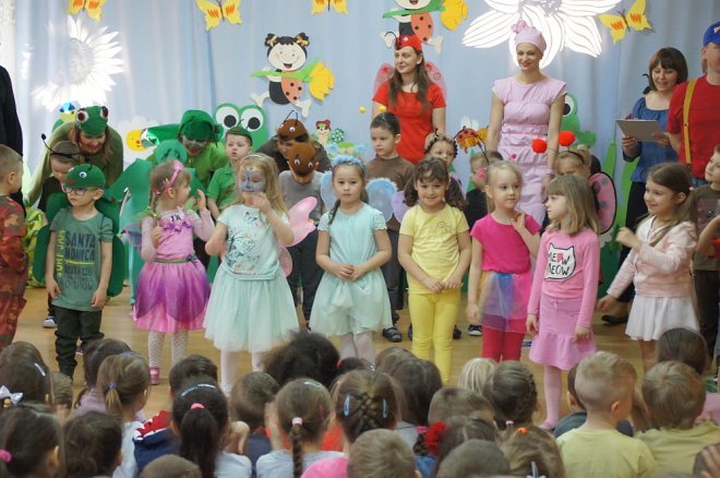 Spektakl o przygodach niesfornego Krzysia w wykonaniu przedszkolaków z Krainy Misiów [WIDEO, ZDJĘCIA] - zdjęcie #90 - eOstroleka.pl