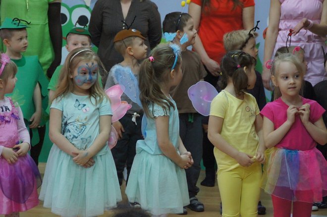 Spektakl o przygodach niesfornego Krzysia w wykonaniu przedszkolaków z Krainy Misiów [WIDEO, ZDJĘCIA] - zdjęcie #92 - eOstroleka.pl