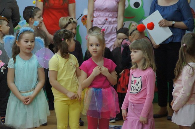 Spektakl o przygodach niesfornego Krzysia w wykonaniu przedszkolaków z Krainy Misiów [WIDEO, ZDJĘCIA] - zdjęcie #93 - eOstroleka.pl