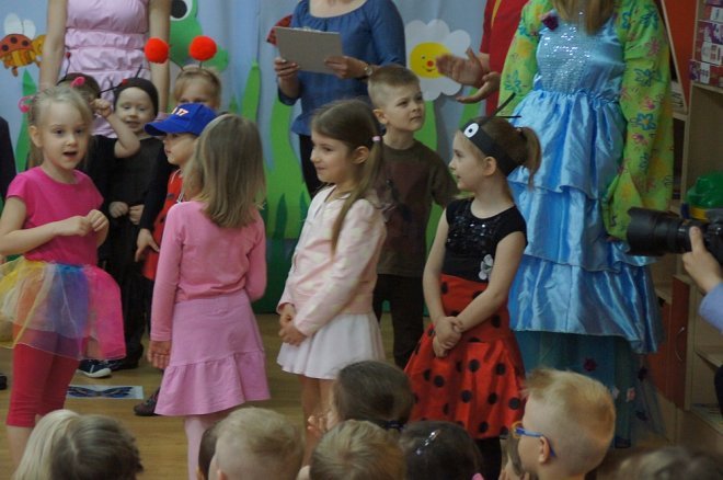 Spektakl o przygodach niesfornego Krzysia w wykonaniu przedszkolaków z Krainy Misiów [WIDEO, ZDJĘCIA] - zdjęcie #95 - eOstroleka.pl