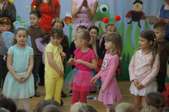 Spektakl o przygodach niesfornego Krzysia w wykonaniu przedszkolaków z Krainy Misiów [WIDEO, ZDJĘCIA] - zdjęcie #96 - eOstroleka.pl
