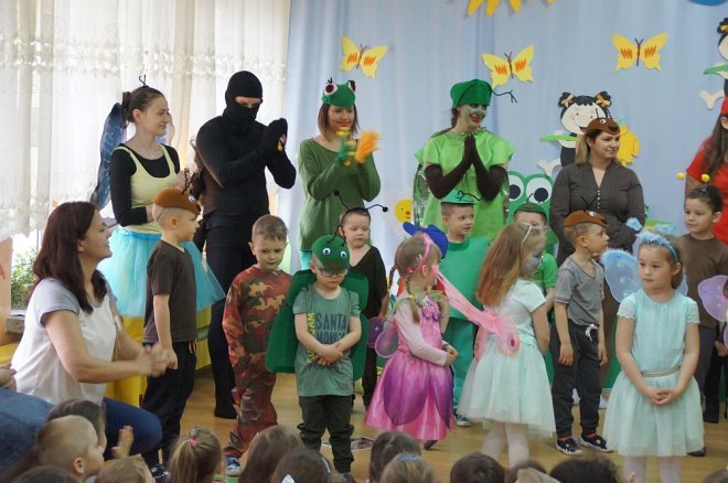 Spektakl o przygodach niesfornego Krzysia w wykonaniu przedszkolaków z Krainy Misiów [WIDEO, ZDJĘCIA] - zdjęcie #98 - eOstroleka.pl