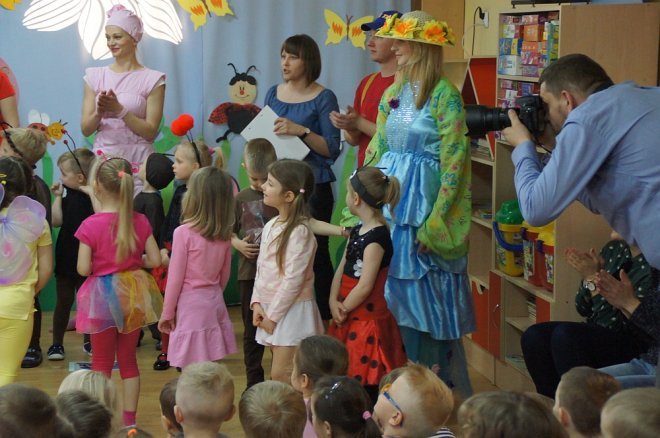 Spektakl o przygodach niesfornego Krzysia w wykonaniu przedszkolaków z Krainy Misiów [WIDEO, ZDJĘCIA] - zdjęcie #101 - eOstroleka.pl