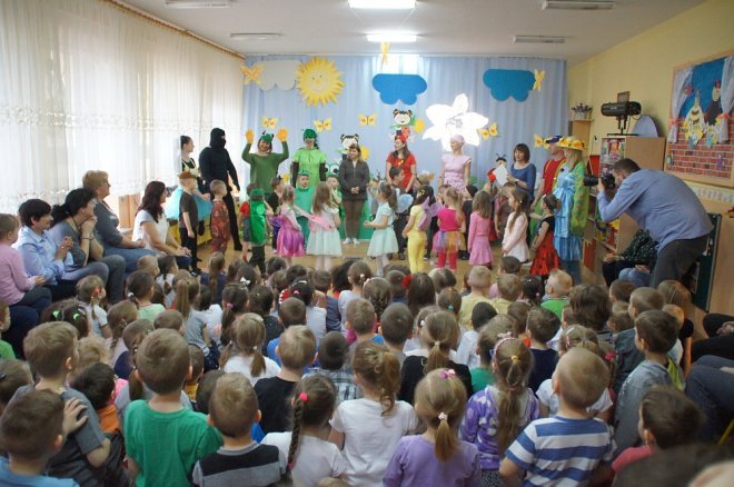 Spektakl o przygodach niesfornego Krzysia w wykonaniu przedszkolaków z Krainy Misiów [WIDEO, ZDJĘCIA] - zdjęcie #102 - eOstroleka.pl