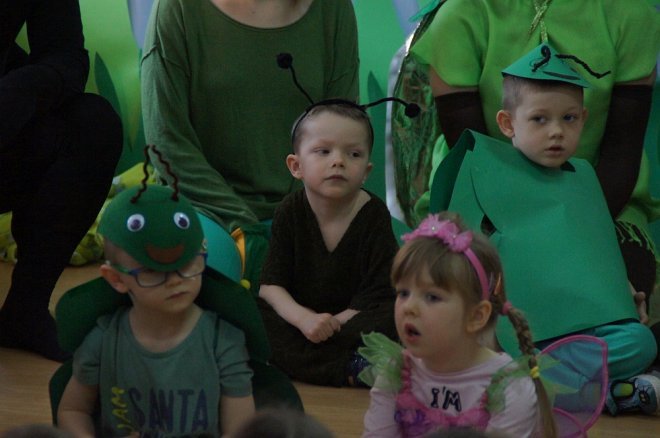 Spektakl o przygodach niesfornego Krzysia w wykonaniu przedszkolaków z Krainy Misiów [WIDEO, ZDJĘCIA] - zdjęcie #104 - eOstroleka.pl